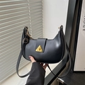 Bolso de hombro media luna negro vintage con hebilla dorada y correa ajustable fina - Negro