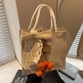 Beige Jute-Lunchtasche mit Spitzenschleife und süßem orangem Kirsch-Anhänger - Oranger Fruchtanhänger Stil / Orange
