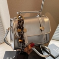Borsa a mano argento metallizzato con manico superiore e dettagli dorati eleganti - Con Ciondolo a Campanella / Argento