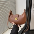 Bolso de media luna marrón en cuero sintético con hebilla dorada triangular y correa ajustable - Marrón