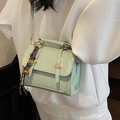 Elegante borsa a tracolla verde menta con nappe in pelle e ciondolo a campana - Con Ciondolo a Campanella / Verde