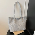 Grote zilveren shopper met metallic geplooide textuur en gouden klinknagels - Grijs