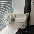 Minimalistische witte canvas schoudertas met beertjesopdruk en een ronde mini-portemonnee - Wit