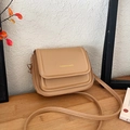 Elegante khakifarbene Umhängetasche mit Klappverschluss und goldenem Logo-Schriftzug - Khaki