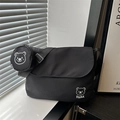 Zwarte messenger tas met berenprint en een kleine ronde portemonnee hanger - Zwart