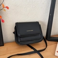 Élégant sac bandoulière en similicuir noir avec logo doré sur le rabat avant du sac - Noir