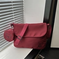 Bordeauxrode messenger bag met beerprint en bijpassende ronde muntportemonnee bij raam - Rood