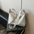 Große silberne Handtasche mit Knitteroptik und goldenen Metallbeschlägen für Damen - Silber