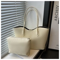 Detalle del conjunto de bolso tote crema efecto cocodrilo con estuche a juego con cremallera - Blanco Roto