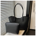 Detalle de bolso tote negro trenzado con neceser interior y sombras de persiana - Negro