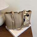 Minimalistische beige khakifarbene Tragetasche mit V-Schnitt und Vintage-Seidenschal - Khaki