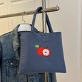 Blaue Tragetasche mit roter Apfel-Stickerei aus gecrashtem Nylon, minimalistischer Freizeitstil - Blau