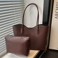 Dunkelbraune große geflochtene Ledertasche mit einer kleinen Reißverschlusstasche - Braun