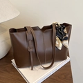 Dunkelbraune Leder-Shopper mit weißen Kontrastnähten und dekorativem Seidenschal-Detail - Dunkelbraun