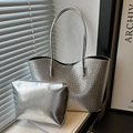 Silberne Tragetasche mit Krokodilprägung und passender Reißverschlusstasche im Metallic-Look - Silber