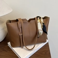 Braune Shopper-Tasche aus Kunstleder mit V-Ausschnitt und elegantem bedrucktem Seidenschal - Hellbraun