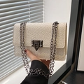 Petit sac bandoulière matelassé ivoire avec chaîne en métal et fermoir à rivets - Blanc