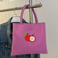 Lilafarbene Stoff-Tote Bag mit roter Apfelstickerei und verstellbaren Trägern - Rosenrosa