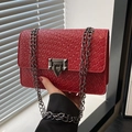 Sac à bandoulière rouge tressé moderne avec chaîne métallique et fermoir rotatif en V - Rouge