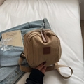 Sac bandoulière carré en nylon kaki avec double fermeture éclair dans un décor épuré - Khaki