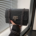 Sac bandoulière chic noir à texture tissée avec chaîne argentée et fermoir en métal - Noir