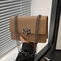 Sac bandoulière carré beige minimaliste avec texture tissée et chaîne argentée - Kaki