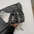 Secchiello di paillettes argento con tracolla a catena e dettagli di perle - Argento
