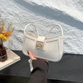 Bolso de hombro minimalista en cuero blanco con elegante hebilla geométrica dorada - Blanco