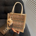 Borsa tote intrecciata in stile etnico con motivi geometrici e manici in canapa - Stile Bottone Cachi Con Pendaglio Elfo Cachi