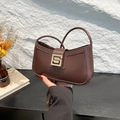 Bolso de hombro minimalista en cuero marrón oscuro con hebilla plateada y asa de mano - Marrón