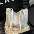 Bolso de hombro blanco con bordado de mariposas 3D y texturas de flores - Blanco
