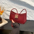 Elegante bolso de hombro cuadrado de cuero burdeos con hebilla dorada - Rojo