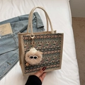 Borsa tote etnica in juta con motivi geometrici colorati e ciondolo di peluche morbido - Stile Bottone Verde Con Ciondolo Elfo Cachi