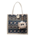 Borsa tote intrecciata in stile etnico blu con motivi geometrici e ciondolo peluche - Stile Bottone Blu Con Ciondolo Elfo Cachi