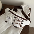 Wit en bruin contrastkleurige borsttas met verstelbare riem en modieuze lederen patch - Wit