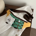 Contrastkleurige canvas crossbody tas in wit, groen en geel met bruine schouderriem - Groen