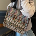 Ethnische Boho-Tragetasche mit buntem geometrischem Jacquard-Muster und schwarzem Riemen - Groß / Schwarz