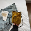 Detalle del mini bolso bandolera de nailon amarillo con cierre de cordón y correa tejida - Amarillo