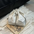Bolso saco blanco con mariposas de encaje elegante y una correa de cadena plateada - Blanco