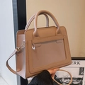 Borsa a mano retrò in pelle beige con tracolla regolabile e cuciture fini - Cachi