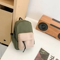 Mini nylon rugzak in olijfgroen en beige met verstelbare zwarte schouderbanden - Groen