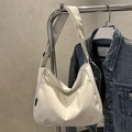 Minimalistische cremeweiße Canvas Beuteltasche mit breitem Schultergurt im Trenddesign - Weiß