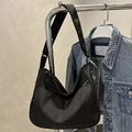 Minimalistische schwarze Canvas-Beuteltasche mit breitem Gurt und eleganter Halbmondform - Schwarz