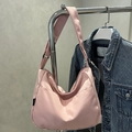 Rosafarbene Nylon-Halbmondtasche mit breitem Gurt und minimalistischem Markenlabel - Rosa