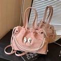 Mochila rosa con cordón, detalle de mariposa plateada y cadena de perlas suaves - Rosa