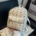 Sac à dos beige chic avec imprimés d'ours et motifs losanges pour un look d'été tendance - Blanc