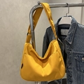 Leuchtend gelbe Hobo-Tasche aus Nylon mit verstellbarem Gurt und praktischer Vordertasche - Gelb