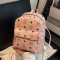 Sac à dos rose tendance avec motif d'ours et fermetures éclair dorées, porté à la main - Rose