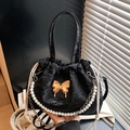 Bolso saco negro con pliegues texturizados, mariposa dorada y asa de perlas de mujer - Negro