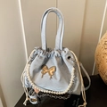 Bolso tipo saco azul claro con cordón, gran mariposa dorada y cadena de perlas - Azul